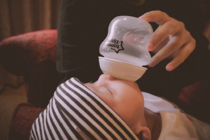 Trẻ sơ sinh rất dễ bị sặc sữa