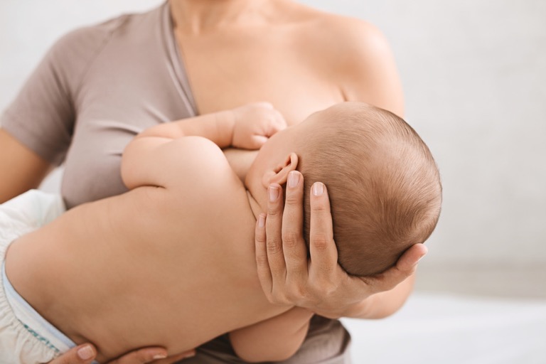 Có nên cho trẻ sơ sinh uống nước khi đã bú sữa mẹ